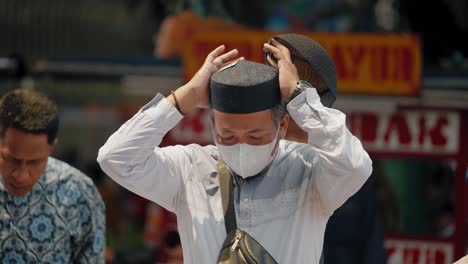 Totale-Eines-Mannes,-Der-In-Jakarta-Einen-Hut-Anprobiert