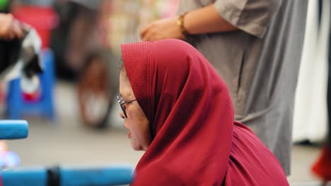 Mittlere-Aufnahme-Einer-Frau,-Die-In-Jakarta-Einkauft