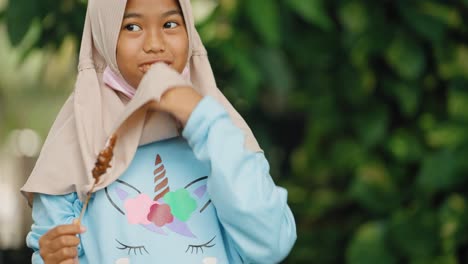 Halbaufnahme-Eines-Kleinen-Mädchens,-Das-In-Jakarta-Isst