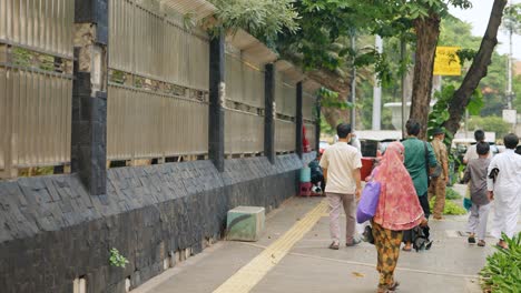 Toma-De-Seguimiento-De-Personas-Caminando-En-La-Calle-En-Yakarta