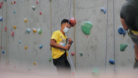 Long-Shot-of-Man-Helping-on-Mall-Climb