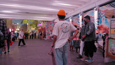 Totale-Eines-Jungen,-Der-In-Jakarta-Skateboard-Fährt