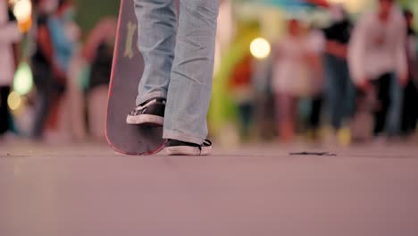 Flachschuss-Eines-Jungen,-Der-In-Jakarta-Mit-Skateboard-Spielt