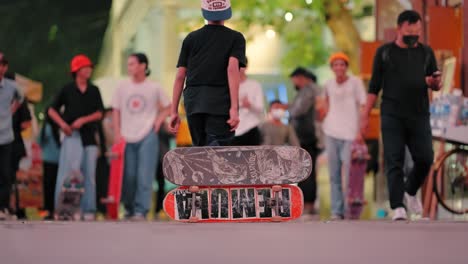 Flachschuss-Eines-Jungen,-Der-In-Jakarta-Mit-Skateboards-Spielt
