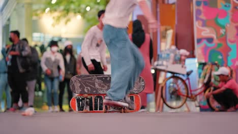Flachschuss-Von-Jungen,-Die-Tricks-Auf-Skateboard-In-Jakarta-Machen
