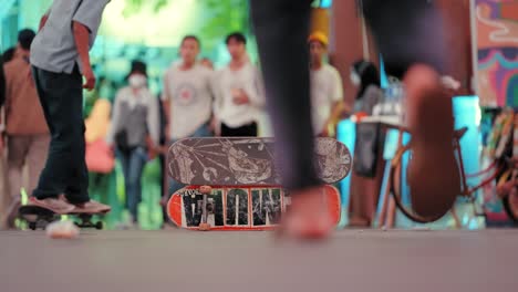 Flachschuss-Eines-Jungen,-Der-Tricks-Auf-Skateboard-In-Jakarta-Macht