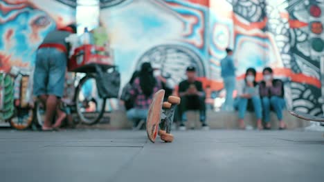 Flachschuss-Eines-Jungen,-Der-In-Jakarta-über-Skateboards-Skatet