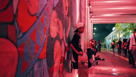 Kamerafahrt-Eines-Jungen,-Der-Mit-Einem-Skateboard-In-Jakarta-Stand