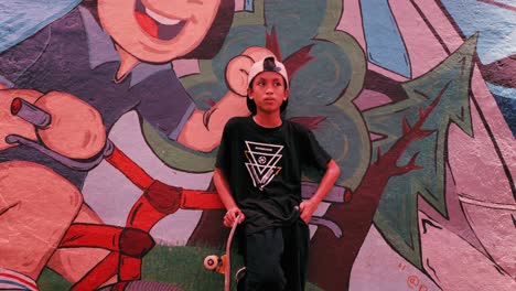 Niedrigwinkelaufnahme-Eines-Jungen,-Der-Mit-Einem-Skateboard-In-Jakarta-Stand