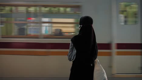 Mittenschuss-Einer-Frau,-Die-In-Jakarta-Auf-Den-Zug-Wartet