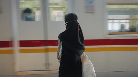 Mittenaufnahme-Einer-Frau,-Die-In-Jakarta-Auf-Den-Zug-Wartet
