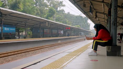 Breite-Aufnahme-Einer-Frau-Am-Bahnhof-In-Jakarta