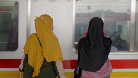 Mittenschuss-Von-Frauen,-Die-In-Jakarta-Auf-Den-Zug-Warten