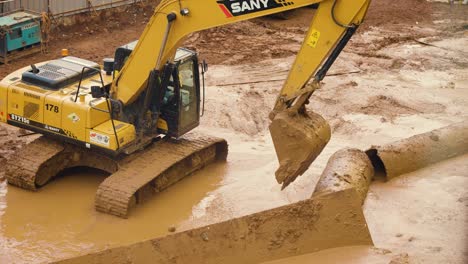 Tiro-De-ángulo-Alto-De-Una-Excavadora-En-Yakarta