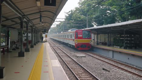 Kamerafahrt-Des-Zuges,-Der-Den-Bahnhof-In-Jakarta-Verlässt