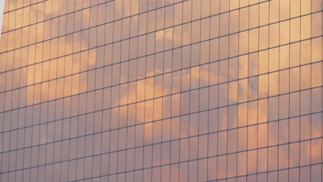 Lange-Aufnahme-Von-Sonnenuntergangsreflexionen-Im-Wolkenkratzerfenster