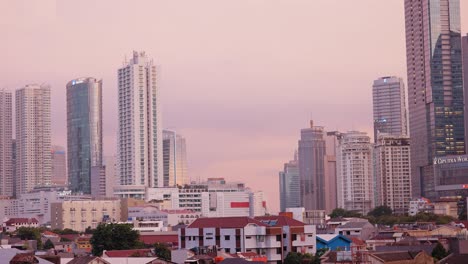 Plano-General-Del-Paisaje-De-La-Ciudad-De-Yakarta-Al-Atardecer