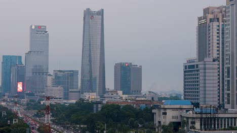 Weite-Aufnahme-Der-Stadtlandschaft-Von-Jakarta-In-Der-Dämmerung