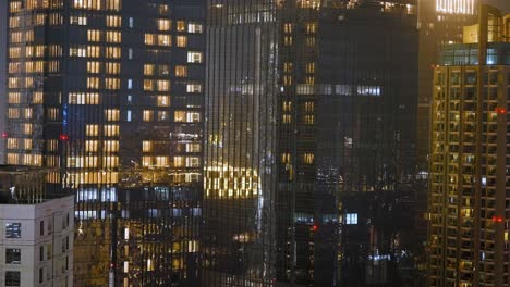 Weitwinkelaufnahme-Beleuchteter-Gebäude-Bei-Nacht-In-Jakarta-02