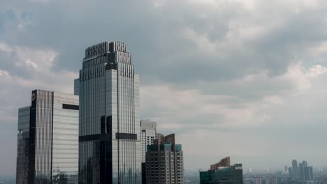 Weite-Aufnahme-Von-Wolken-Und-Wolkenkratzern-In-Jakarta.