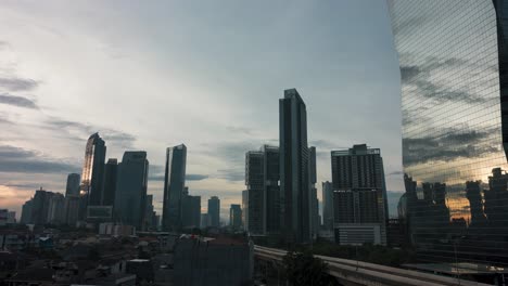 Breite-Aufnahme-Der-Stadt-Mit-Sonnenaufgang-In-Jakarta