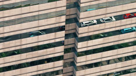 Low-Angle-Shot-Des-Verkehrs-In-Reflexion-Des-Gebäudes