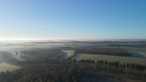 Toma-Panorámica-De-Drones-Del-Vasto-Paisaje-Brumoso-Al-Amanecer