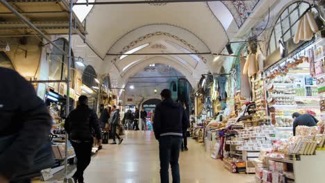 Tiro-De-Seguimiento-Caminando-Por-El-Mercado-Interior