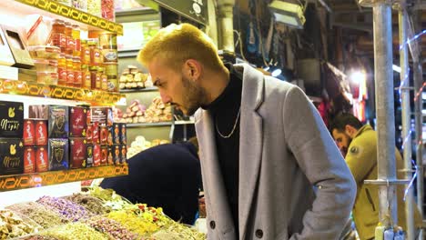 Plano-Medio-Del-Hombre-Mirando-La-Comida