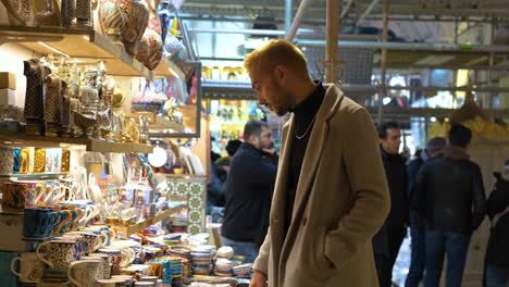 Plano-Medio-De-Un-Hombre-Mirando-Tazas