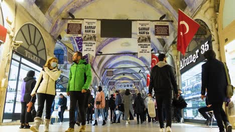 Low-Angle-Shot-Von-Menschen,-Die-Im-Einkaufszentrum-Spazieren-Gehen