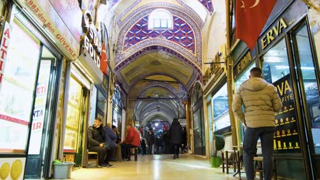 Tiro-De-ángulo-Bajo-Del-Centro-Comercial-Brillante