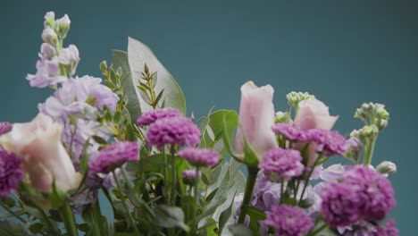 Kamerafahrt-über-Einen-Blumenstrauß