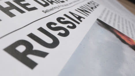 Extreme-Nahaufnahme-Zeitungsschlagzeile-Russland-Dringt-Ein
