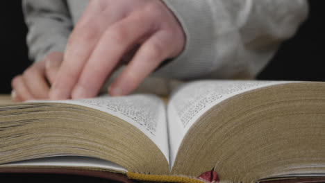 Foto-De-Seguimiento-Del-Hombre-Leyendo-El-Versículo-Bíblico-01