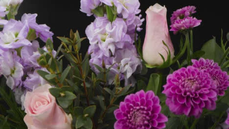 Kamerafahrt-Von-Rosa-Und-Lila-Blumenstrauß