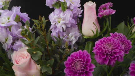 Kamerafahrt-Von-Einem-Rosa-Und-Lila-Blumenstrauß