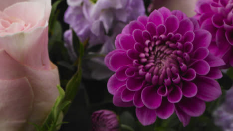 Nahaufnahme-Von-Rosa-Und-Lila-Blumenstrauß