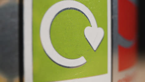 Kamerafahrt-Des-Recycling-Logos