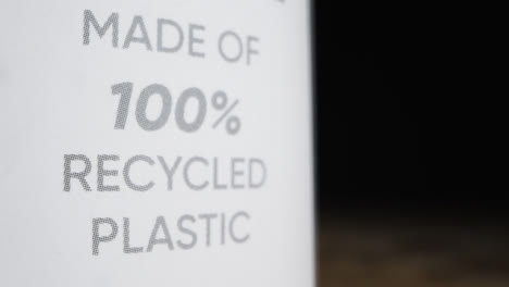Primer-Plano-De-La-Papelera-De-Reciclaje-De-Plástico