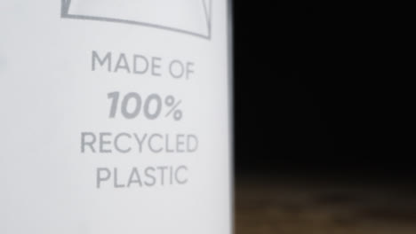 Kamerafahrt-Von-Kunststoff-Recycling-Behälter