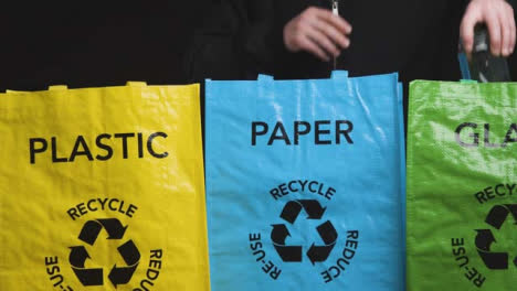 Gleitschuss-Von-Gemischtem-Müll,-Der-In-Recyclingsäcke-Gelegt-Wird