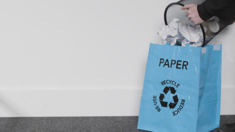 Breite-Aufnahme-Von-Papier,-Das-Aus-Dem-Mülleimer-In-Den-Recyclingbeutel-Gegossen-Wird