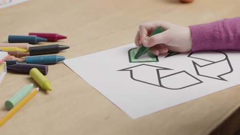 Mittlere-Aufnahme-Von-Mädchen,-Die-Das-Recycling-Logo-Färben