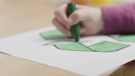 Primer-Plano-De-Un-Niño-Usando-Crayón-Verde