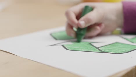 Primer-Plano-De-Un-Niño-Usando-Crayón-Verde