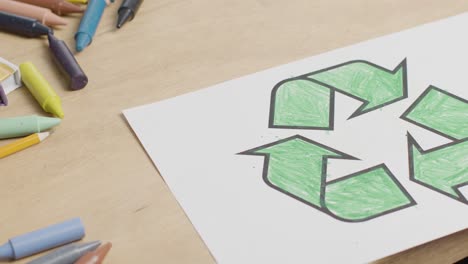 Tiro-De-ángulo-Alto-De-Niño-Usando-Crayón-Verde