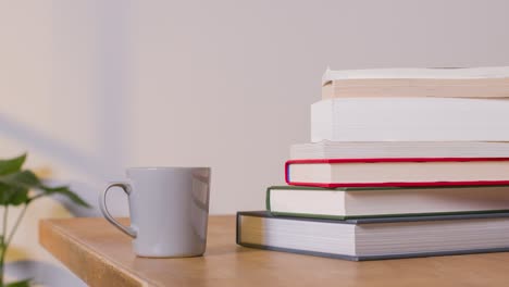 Stop-Motion-Aufnahme-Mehrerer-Stapel-Bücher-Auf-Dem-Schreibtisch