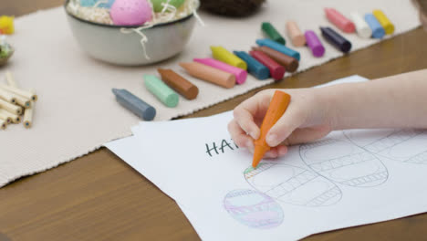 Sockelaufnahme-Eines-Kleinen-Kindes,-Das-Zeichnungen-Zum-Thema-Ostern-Ausmalt