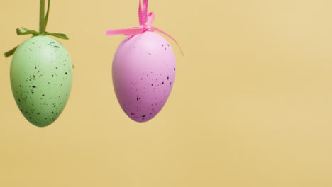 Tiro-De-Seguimiento-De-Algunos-Coloridos-Huevos-De-Pascua